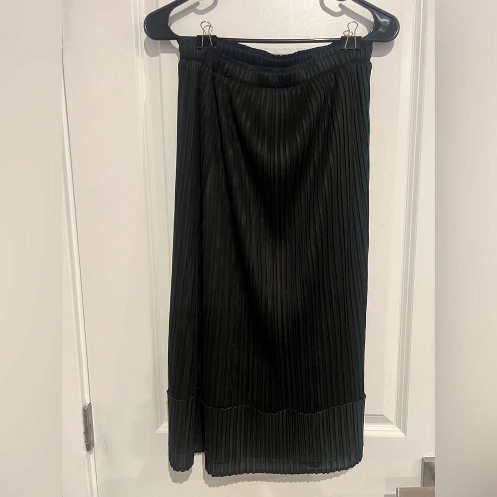 Elegant Black Pleated Skirt - Picture 4 of 4